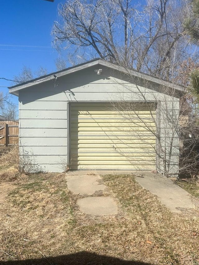 view of outdoor structure featuring an outbuilding and fence