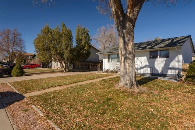 view of front of property featuring a front yard and fence