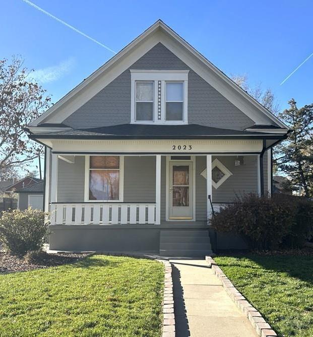 2023 N Elizabeth St, Pueblo, CO 81003 - view of front facade featuring covered porch and a front lawn
