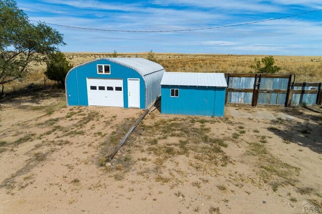 view of outdoor structure with an outbuilding and driveway