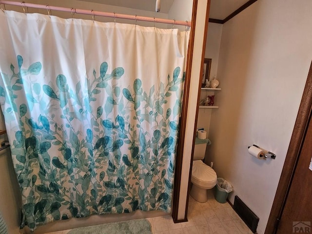 full bath featuring a shower with curtain, toilet, and ornamental molding