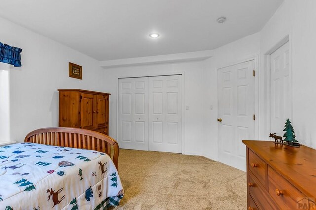 carpeted bedroom featuring recessed lighting and a closet