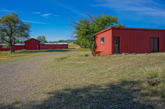 view of yard with an outbuilding