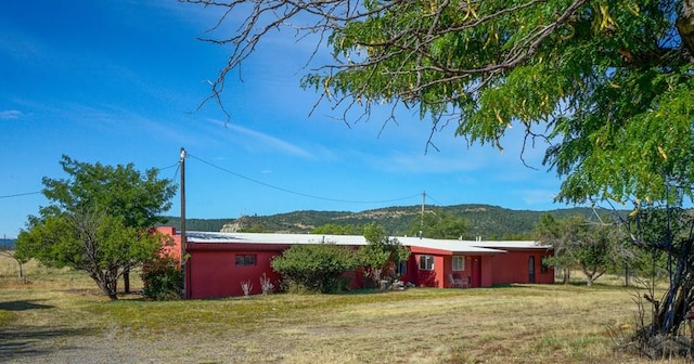 view of yard featuring a mountain view