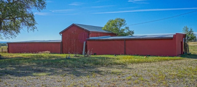 view of pole building featuring a yard