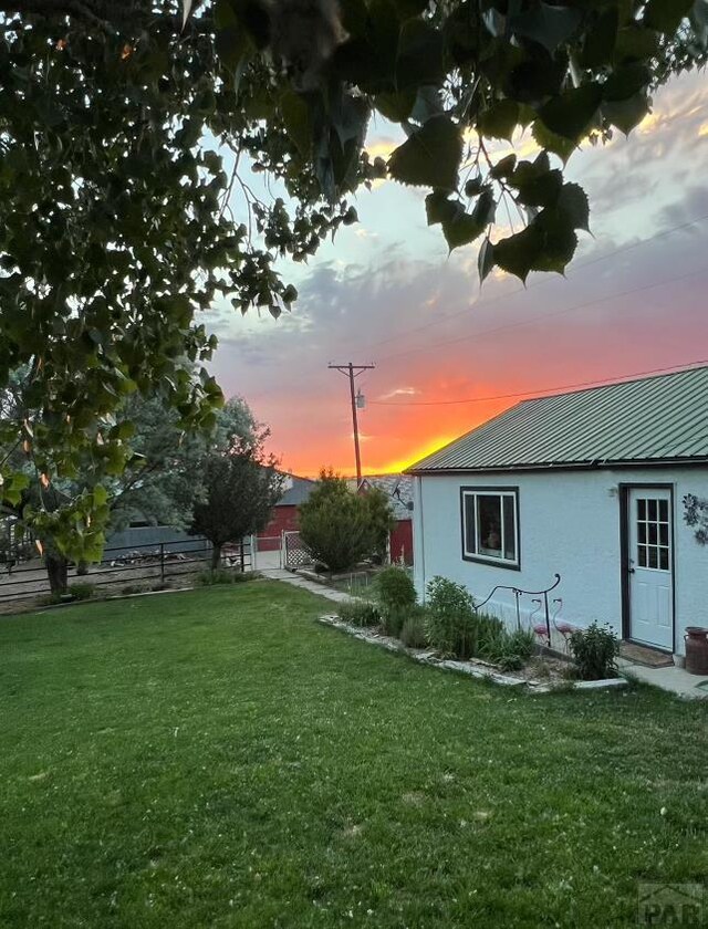 view of yard at dusk