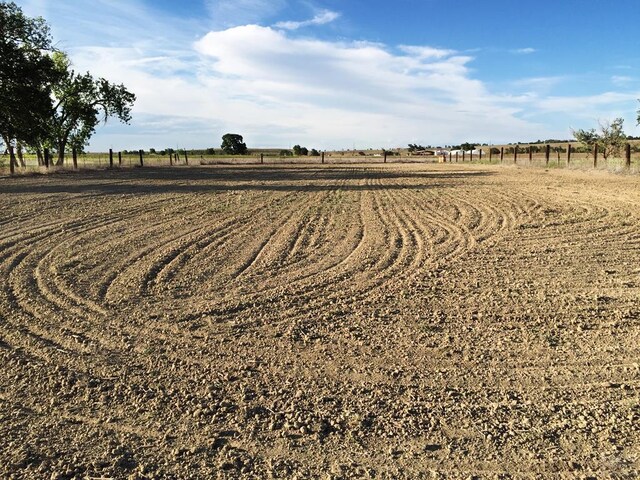 view of yard featuring a rural view