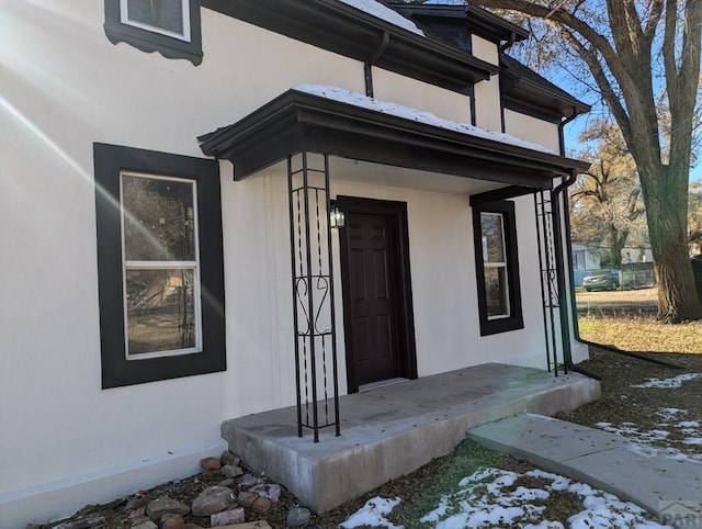 property entrance featuring stucco siding