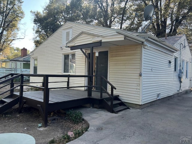 view of front of house featuring a wooden deck