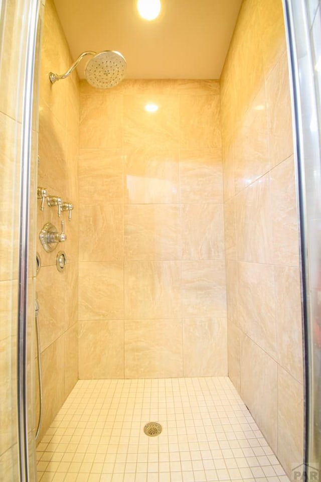 5707 Mark Twain Ln, Pueblo, CO 81008 - full bathroom featuring tiled shower