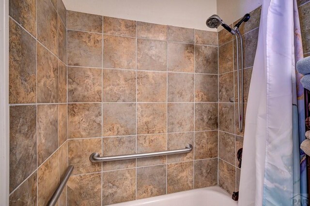 bathroom with shower / bath combo