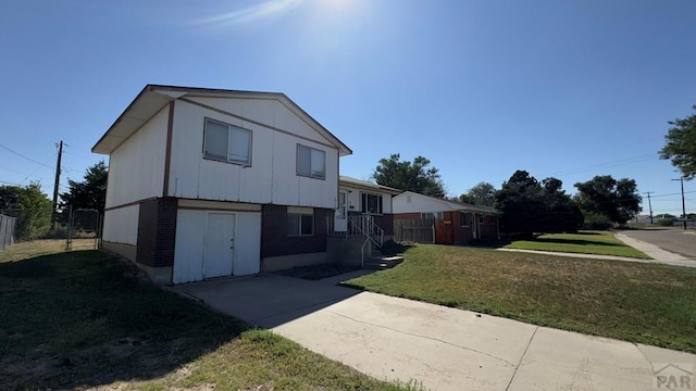 view of front of property featuring fence and a front yard