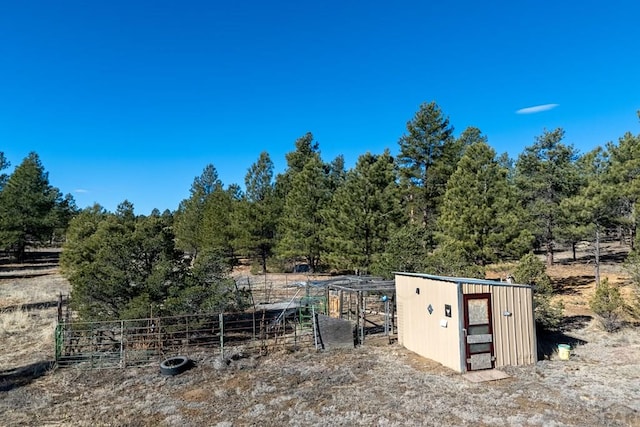 view of outdoor structure with an outbuilding